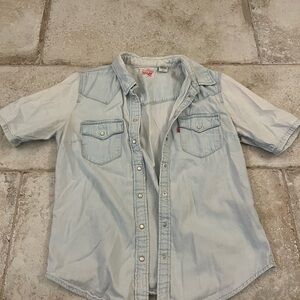 Levi’s Light Wash Denim Short-Sleeve Button-Up Shirt – Sky Blue Western Top